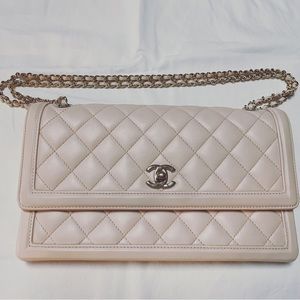 CHANEL Hanbok Medium flap bag In Lambskin. Color light pink.